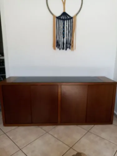 Lindo buffet em madeira