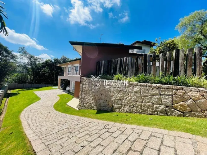 Casa na Malota com 1.012m² de terreno e bosque privativo | Alto padrão em 4 dormi sendo 2