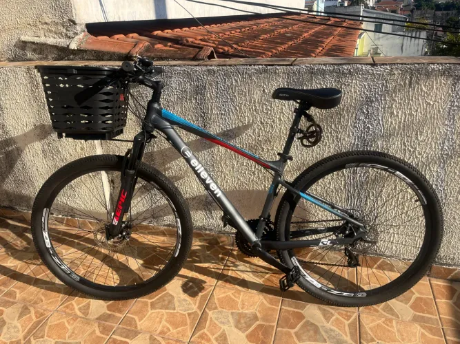 Vendo bicicleta semi nova toda equipada .