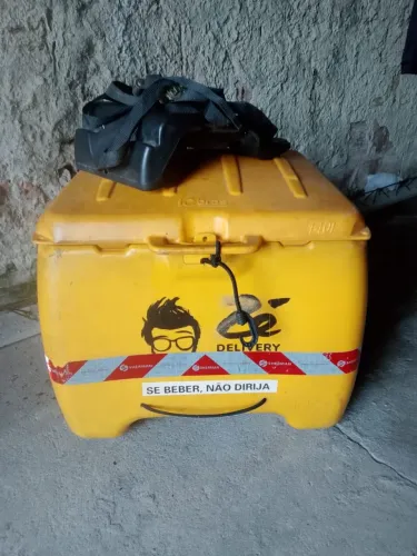 vendo baú de entregas completo.