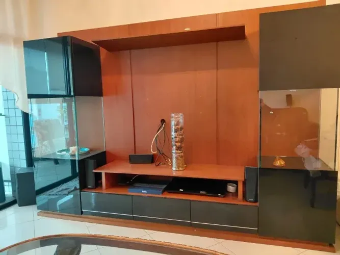 Rack com Painel de TV Integrado e Cristaleiras Laterais (Madeira e Preto)