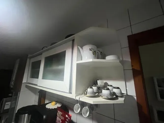 Móveis ( mesa e armário de cozinha)