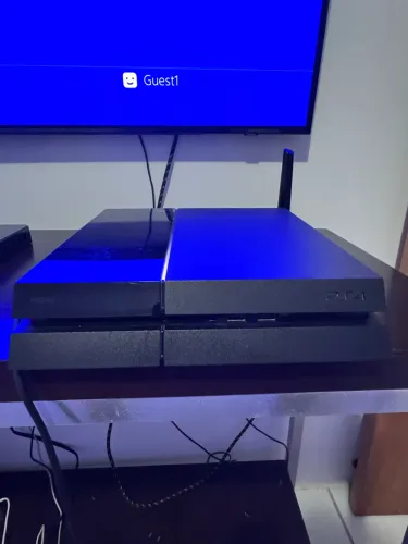 PlayStation 4 c/ 2 controles originais.