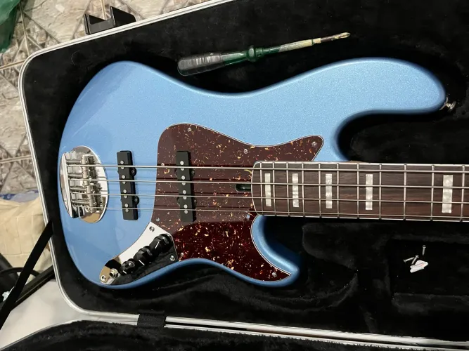 Lakland DJ4 Lake Placid Blue com matching headstock