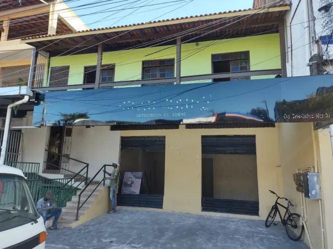 Fachada de loja com armação cobertura com metalon e grades para portas 