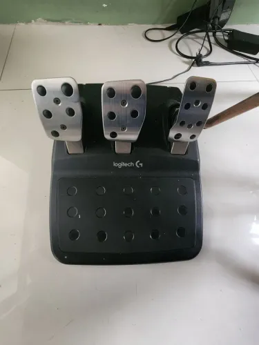 Volante logitech g920 já vem com pedal