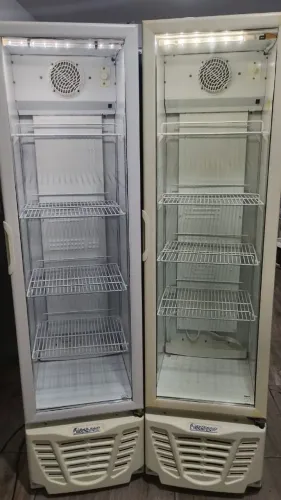 Vendo expositoras slim, para refrigerantes e sucos. Incluí entrega e garantia.