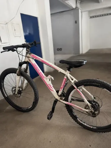 Bicicleta aro 26 High On Branca/rosa 21 velocidades