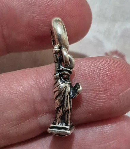 Pingente Pandora Estátua da Liberdade em prata 925