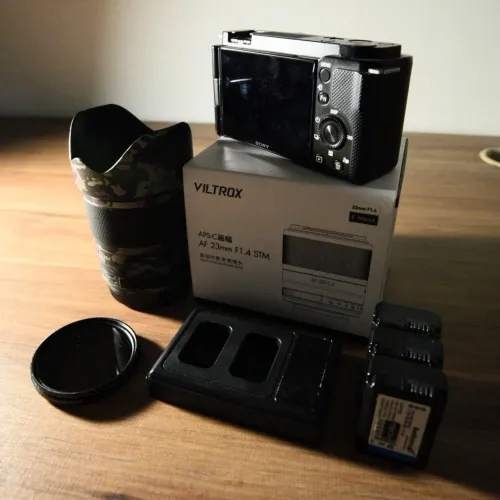 Kit Câmera Sony ZV-E10 + Lente Viltrox 23mm F1.4