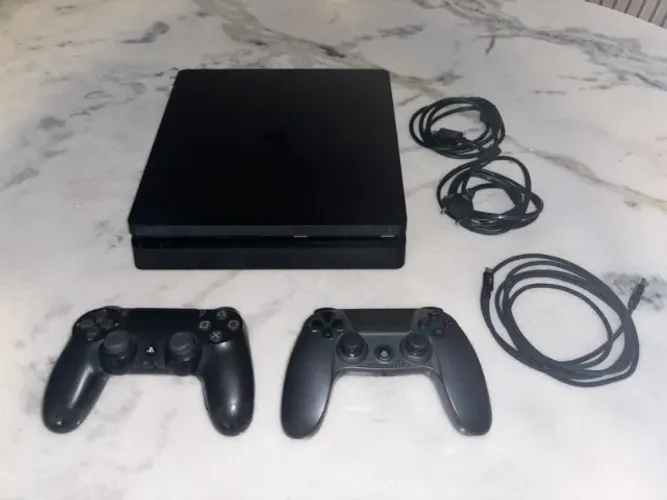 PS4 Slim 500GB + 2 controles (1 original)