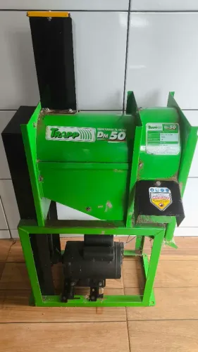 Debulhador de milho Trapp DM-50, com motor elétrico de 2 CV.