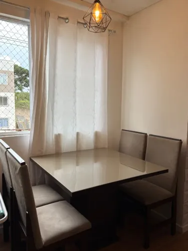 Mesa com tampo de vidro com 4 cadeiras