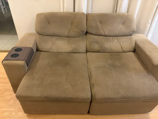 Vendo sofá retrátil três lugares - super novo, preço de oportunidade.