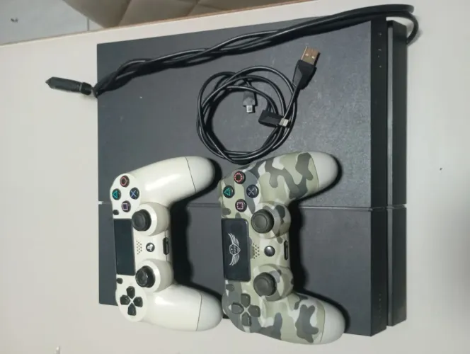 Vendo Playstation 4 completo, com 4 Jogos , destravado.