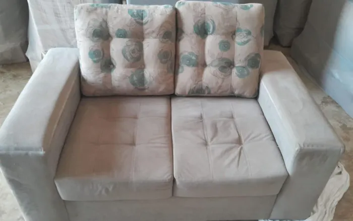 Vendo sofá usado , porém em bom estado FAÇO  A ENTREGA