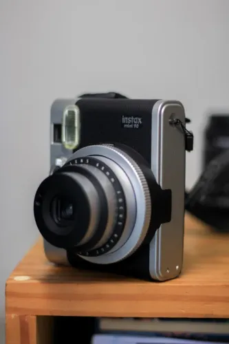 Câmera Instantânea Instax Mini 90 Neo Classic Preta