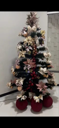 Árvore de Natal com todos os acessórios 