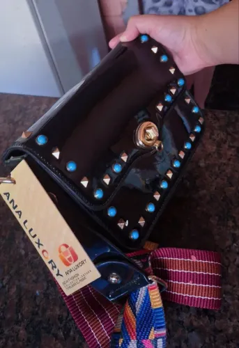 Bolsa Transversal Ana Luxory - Verniz Preto com Tachas e Alça Étnica (Nova / Nunca Usada)