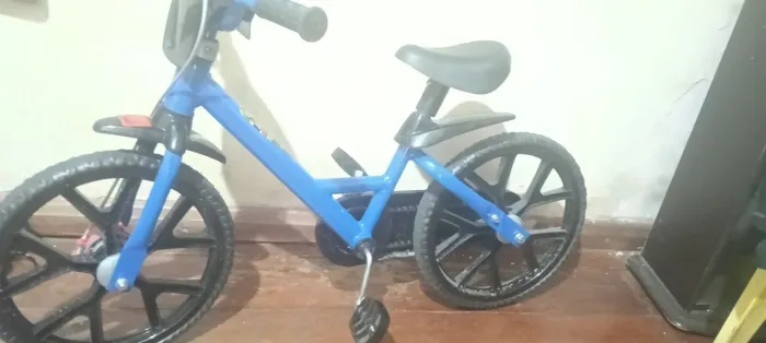 Duas bicicletas kids uma com pedal outra sem pedal bem conservada