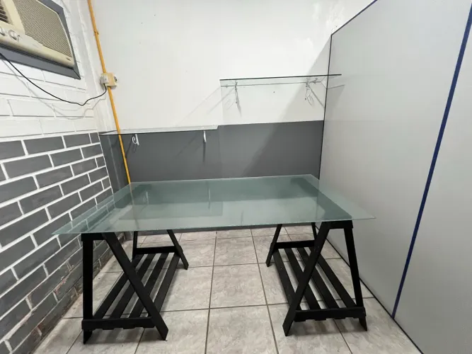 Mesa Escritório com Pratileiras