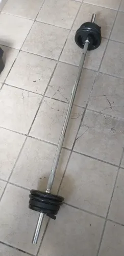 Barra maciça 1,56 m com 22 kg de anilhas.