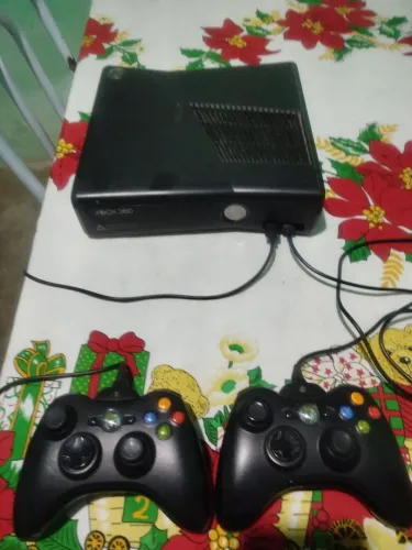 Vendo Xbox 360 usado mais dois controles com um HD externo com 100 jogos instalado