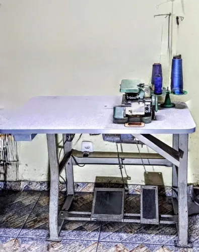 Máquina de overlock chinesinha com bancada.