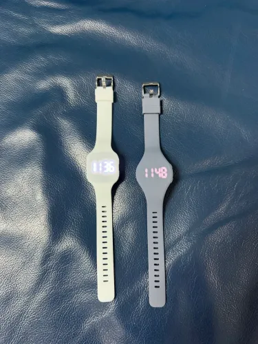 kit dois relógios digitais infantis um branco outro cinza escuro
