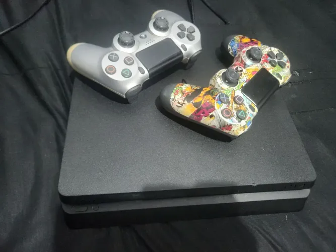 Ps4 1tb, 2 controles