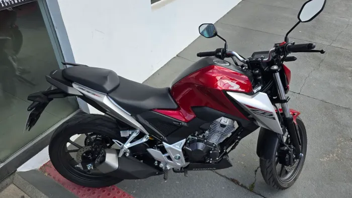 Honda CBTwitter 300f com apenas 400 km rodados  estado de zero km