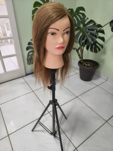 Vendo cabeça de boneca para treino cabelo 100% natural suporta calor, acompanha tripé ?