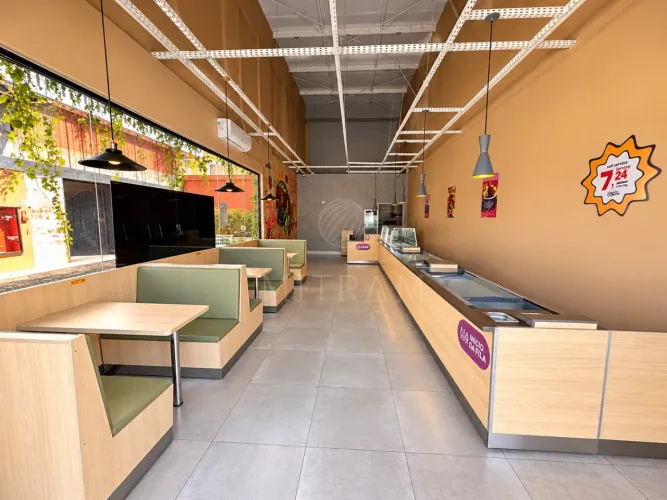 Loja Comercial de 66 m² no Tirol Center | Espaço Externo para Mesas