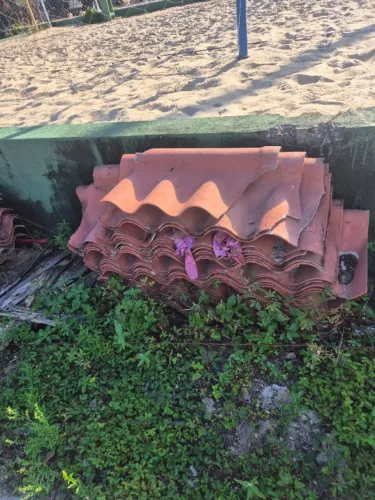 Telhas de barro colonial e brasilit usadas