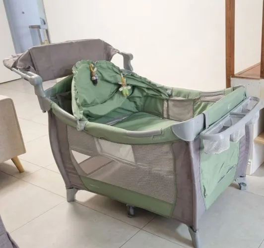 Berço bebê portátil com chiqueiro, trocador e mosquiteiro