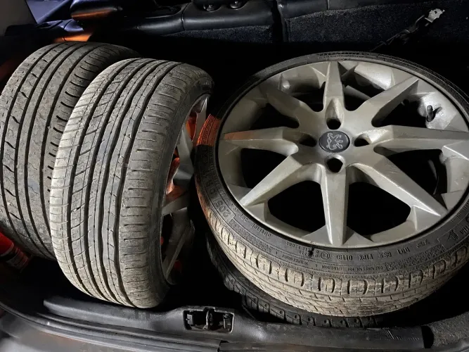 Vendo rodas aro 17, furação 4x108, Pneus com aproximadamente 70% de vida útil.