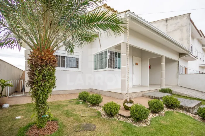 Casa semimobiliada à venda com espaço externo