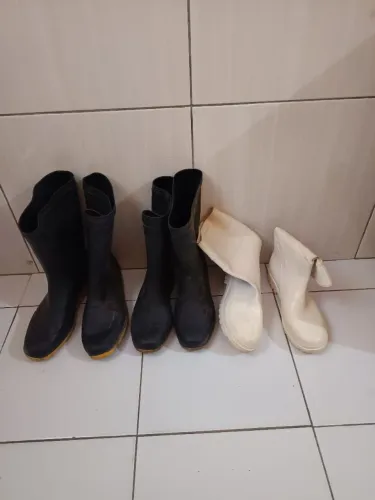 2 botas de borracha de cano longo por 30 reais 42+40