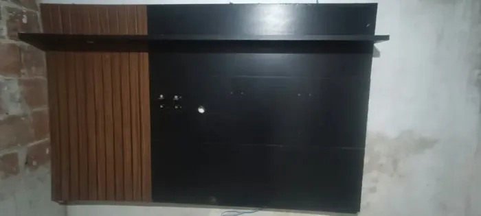 Painel para TV 2 Metros - Preto com Detalhe Ripado e Prateleira