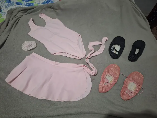 Vendo kit balé: 1 conjunto rosa bebê incluindo sapatilha e coque, e 1 sapatilha preta