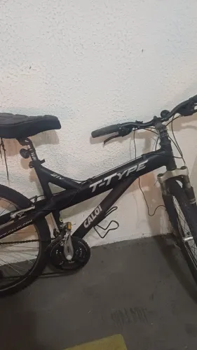 Vendo Bike caloy type aro 26 com marcha, já vem com alguns acessórios.
