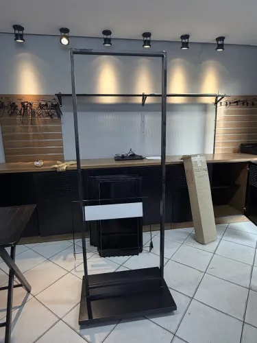 Armário de Aço + Arara Expositora para Loja | R$ 900 o conjunto