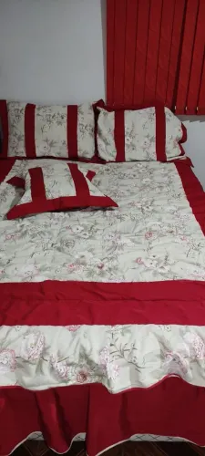 Maravilhosa coxa de casal acompanha flores e duas almofadas