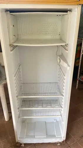 Vendo geladeira com foco total no motor.