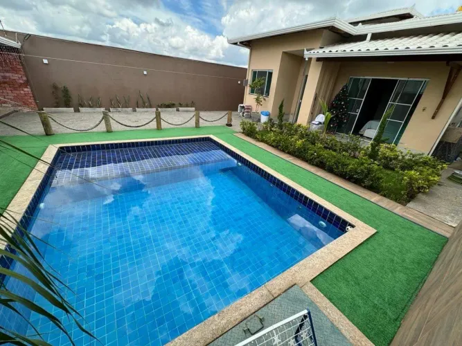 Casa Linear à venda, 3 quartos, 1 suíte e closet, piscina, 8 vagas, São Gonçalo - Contagem