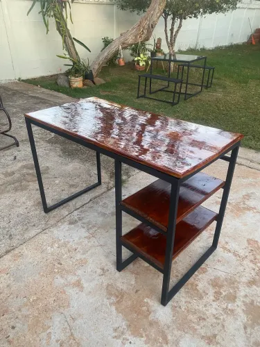 Mesa para escrito e escrivaninha modelo industrial