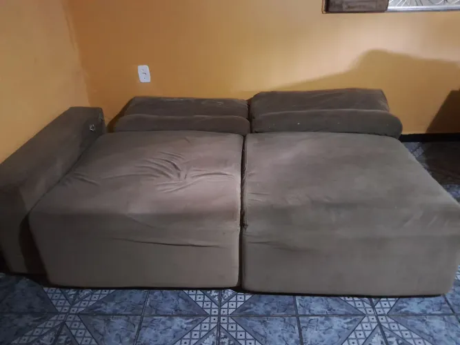Vende-se sofá-cama grande (quase 2 metros) e precisa de reforma 
