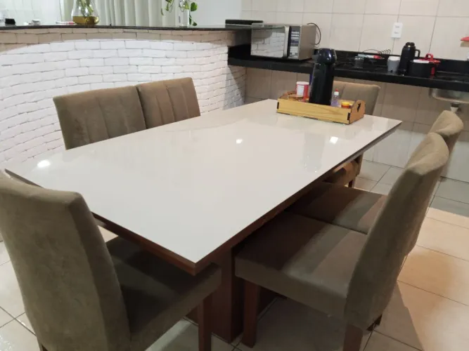 Mesa de seis caideiras e painel pra venda