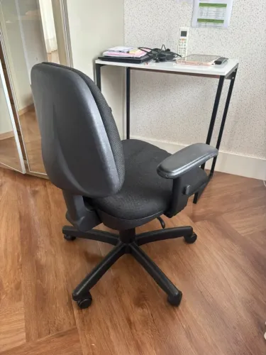 Mesa e cadeira de escritório
