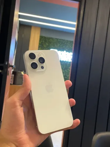 Aparelho iPhone 15 branco usado